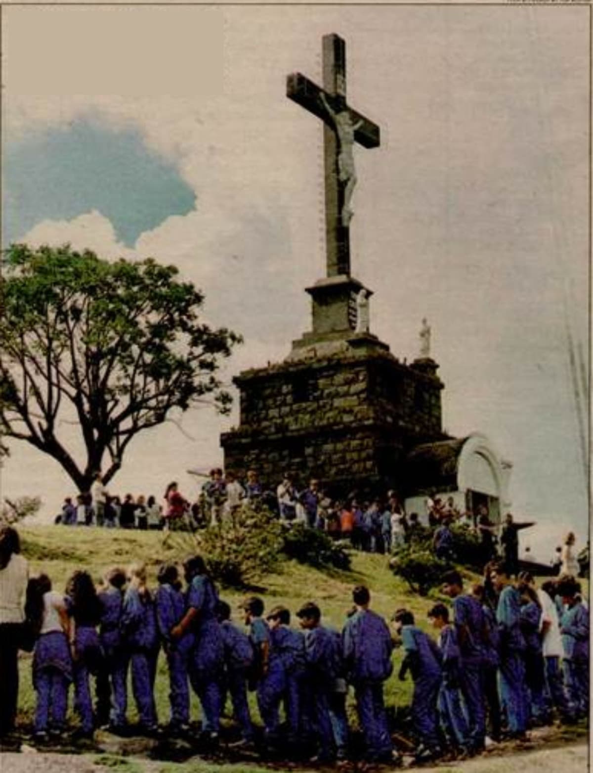 Foto de Cerca de 1500 alunos realizando um abraço ao Monte Calvário em São Marcos (RS)