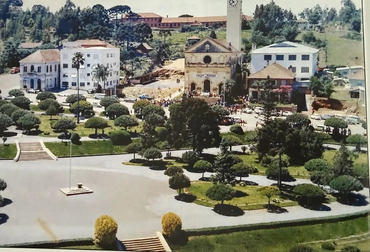 Foto de Vista da igreja Matriz e ao fundo, o recém construído salão paroquial (1972) em São Marcos (RS)