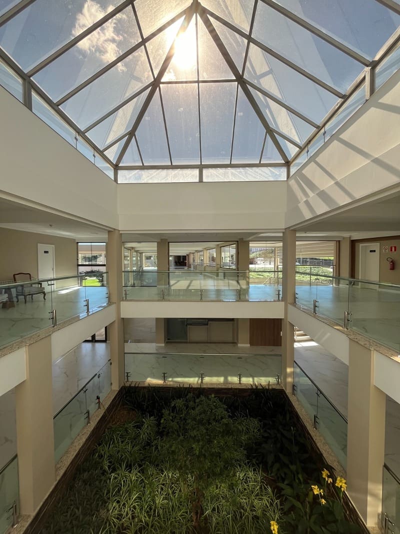 Corredores amplos, ventilados e com janelas para a natureza