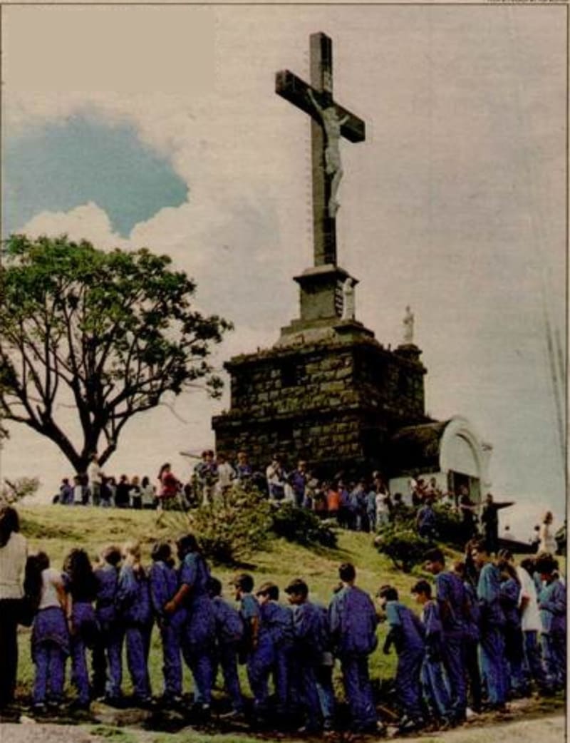 Cerca de 1500 alunos realizando um abraço ao Monte Calvário