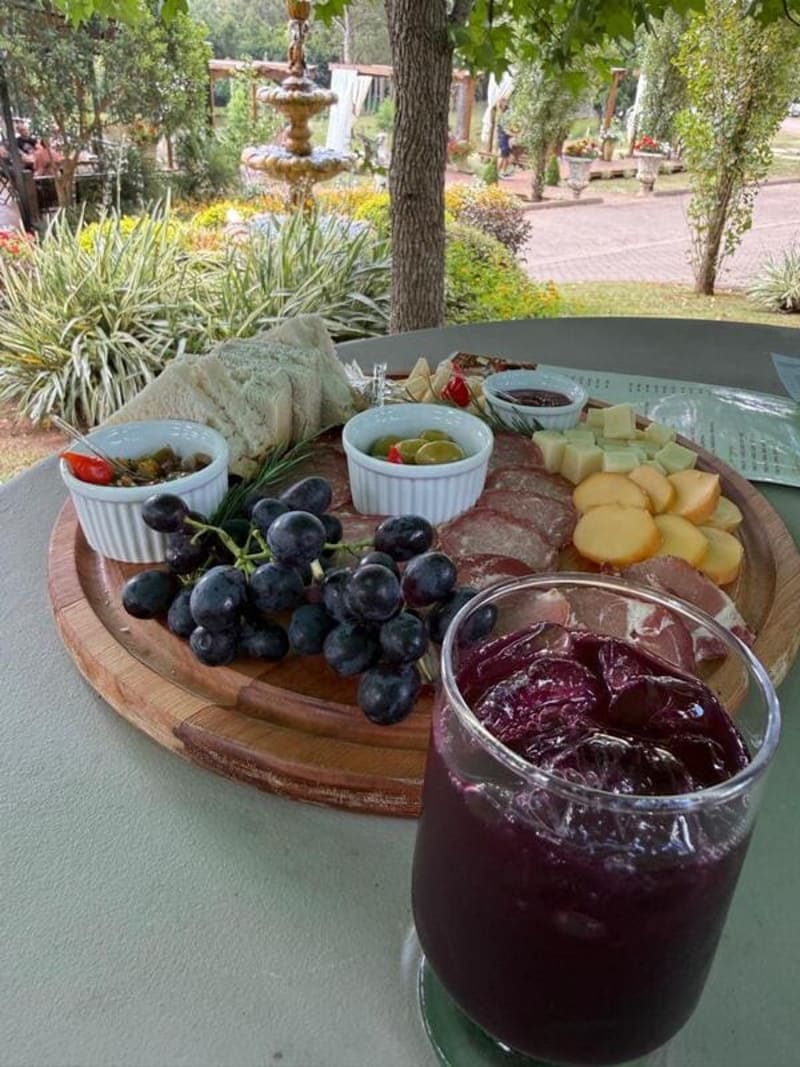 Dia de visitar Uvas Finas Venturin. Jardim muito bonito e espaço para confraternização em meio a natureza. Além disso é possível colher uvas dos pé junto com os proprietários. Em breve, conteúdos mais elaborados neste espaço.