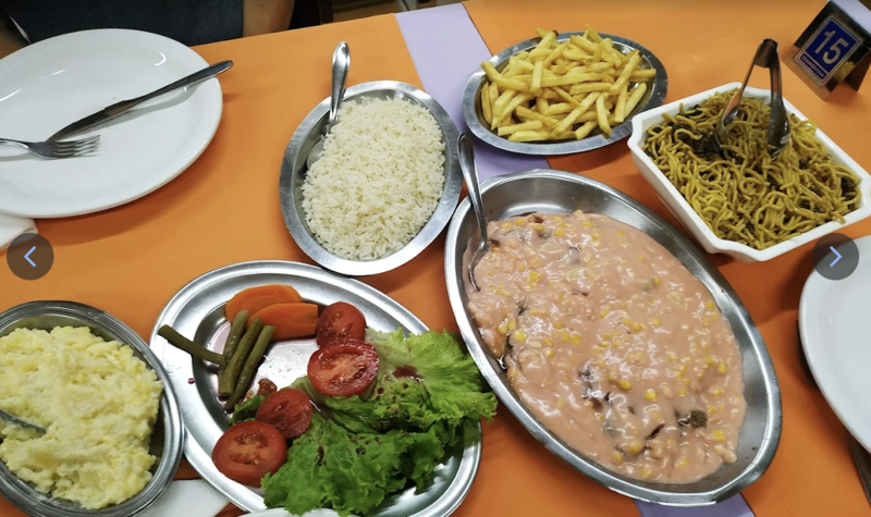 Servido na mesa a noite