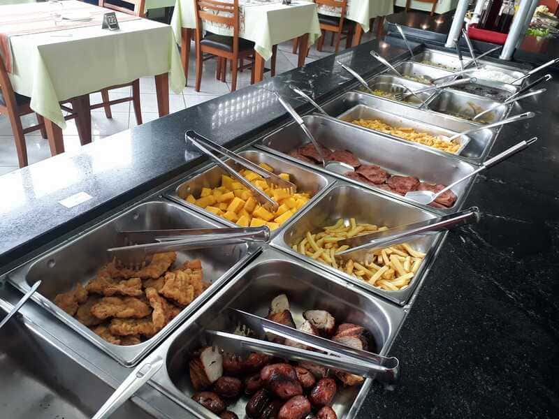 Buffet servido ao meio-dia
