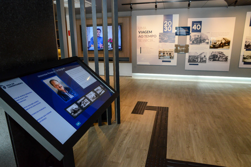 Totem digital com a história dos caminhoneiros