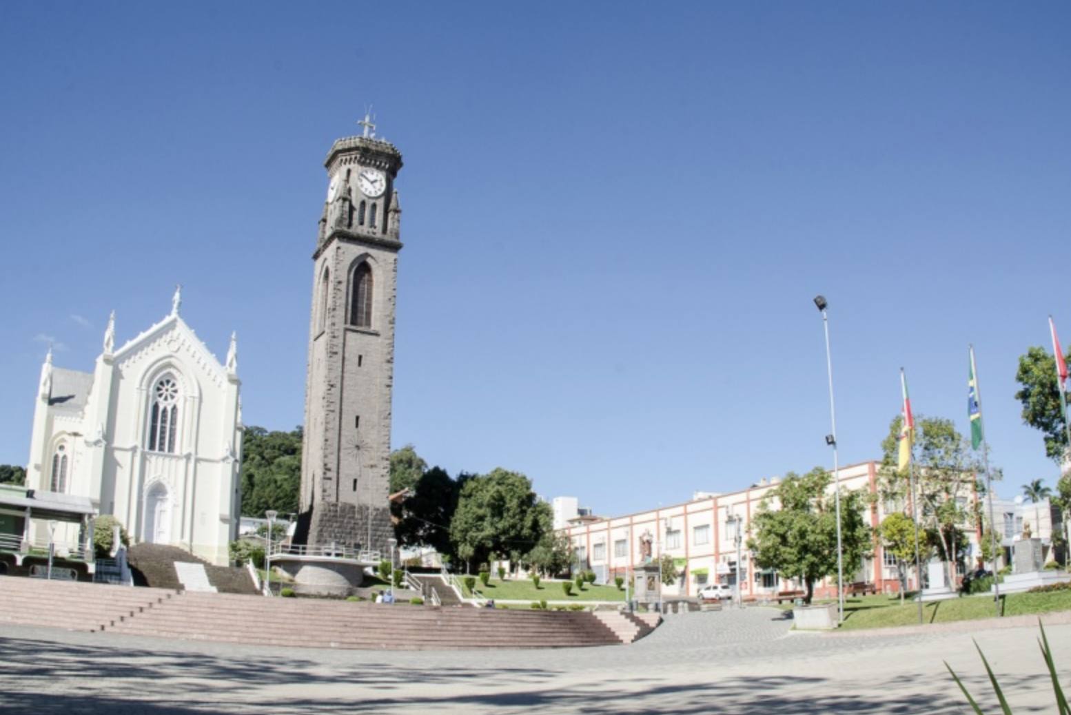 Imagem de Igreja Matriz Nossa Senhora de Lourdes e Campanário em floresdacunha