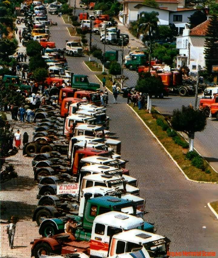 Caminhões estacionados na Rua Pe. Feijó