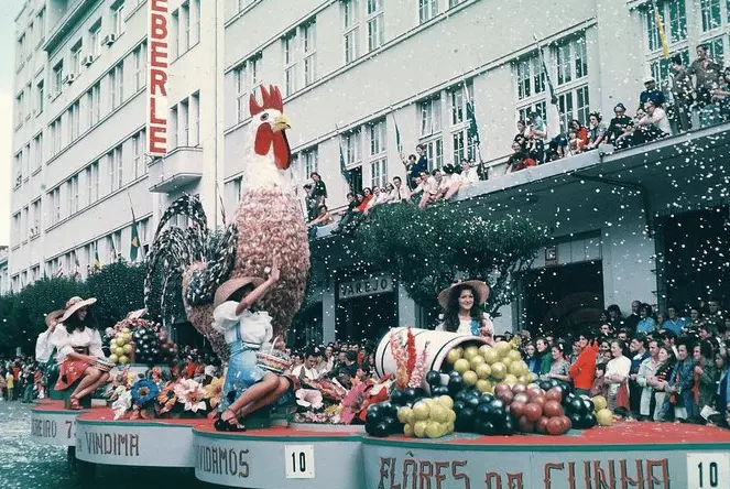 Desfile histórico com destaque para o símbolo do galo em Flores da Cunha (RS)