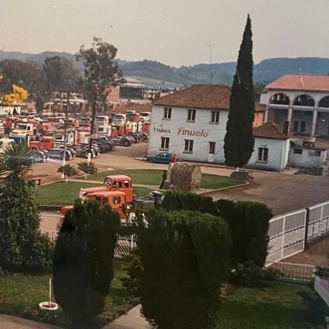 Motoristas e Caminhões em frente ao pátio da Sinuelo