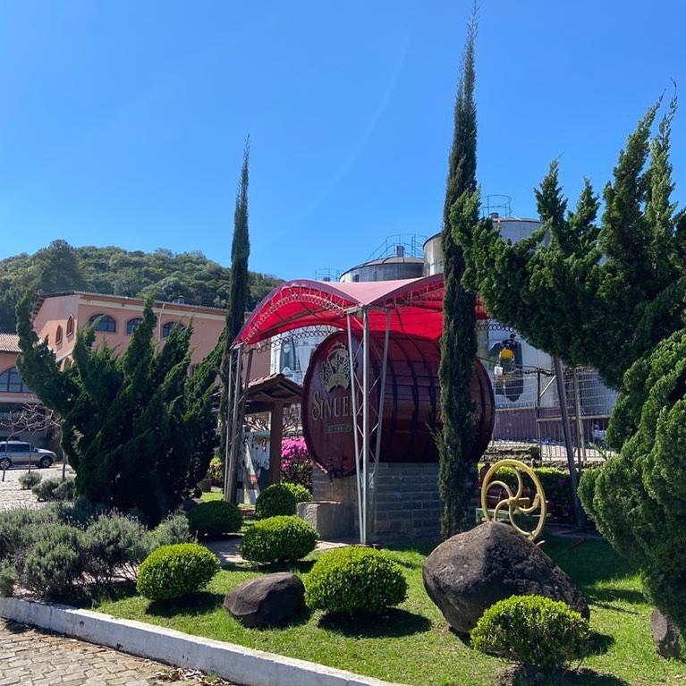 Pipa em frente ao pátio da vinícola