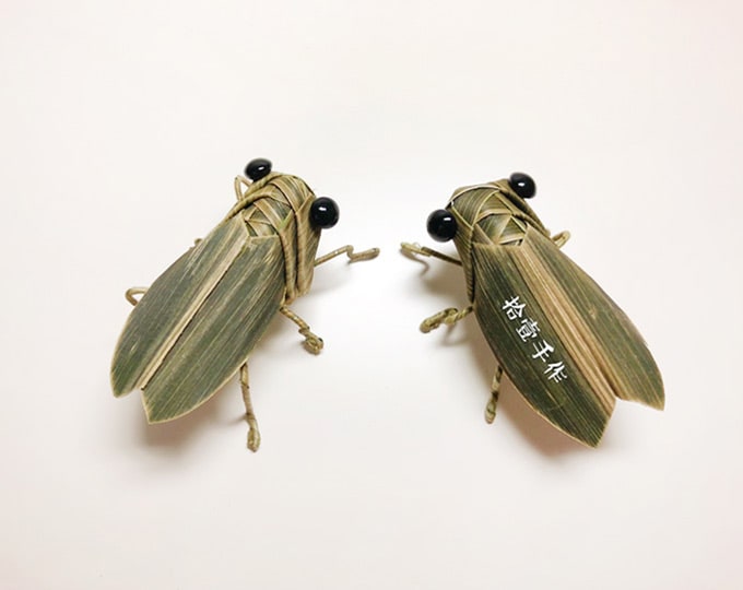 Palm leaf woven cicada, a traditional Chinese handicraft