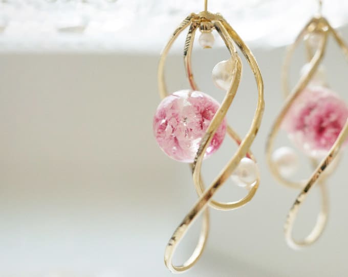 Real flower earrings. They are the most popular accessory in Japan. The color is pink.