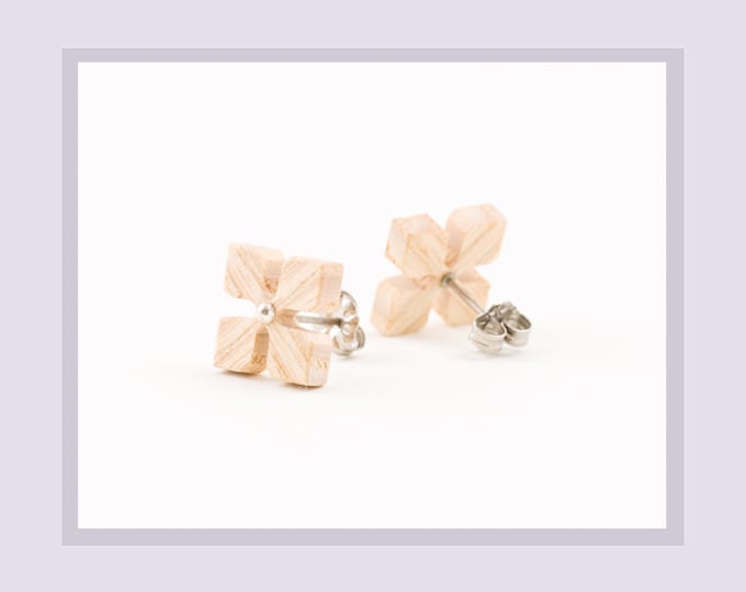 Takamo Japanese hand made wooden earring -Flower- White ash