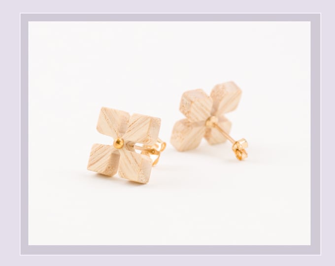 Takamo Japanese hand made wooden earring 14kgf - Flower - White ash