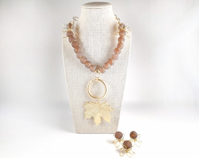 Adjustable long necklace for women. Created with recycled glass beads and gold plated pieces. Two pendants to exchange.