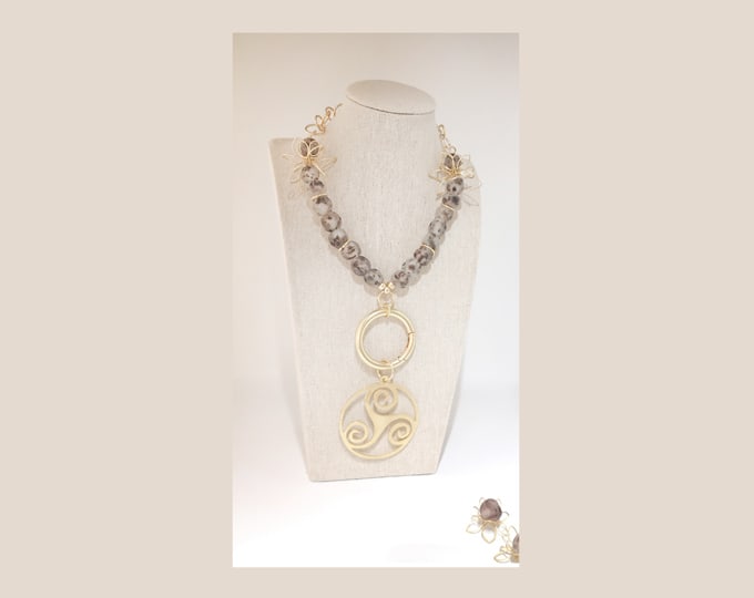 Adjustable long necklace for women. Created with recycled glass beads and gold plated pieces. Two pendants to exchange.