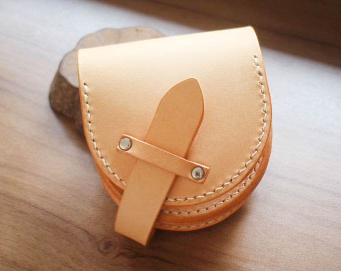 Hand-made earphone box,trinket box,vegetable tanned 
size:8.5cm*1cm*4cm