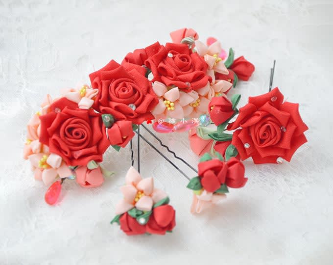 HANDGEFERTIGTER ROTER BLUMEN-HOCHZEITSSCHMUCK, BRAUT-HAARSCHMUCK, WEISSES HOCHZEITSKLEID UND HANFU-ACCESSOIRES
