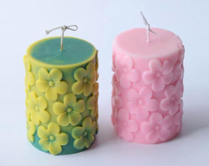 Candela a Pilastro Naturale Fatta a Mano XL Rotonda con Frangipani | Idee Regalo, Regalo per Lei/Lui, Decorazione Artigianale per la Casa