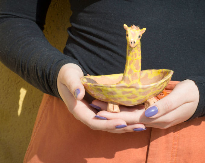 Ceramic giraffe pocket emptier