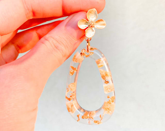 Resin earrings with white flowers and golden details
