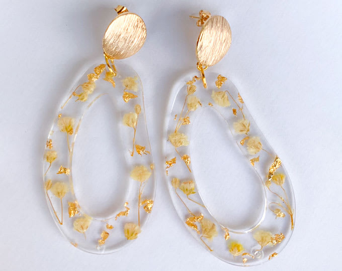 Resin earrings with flowers and golden details