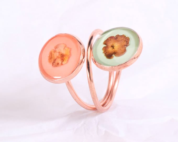 Ring with pressed flowers and resin, pastel colours, gold rose metal