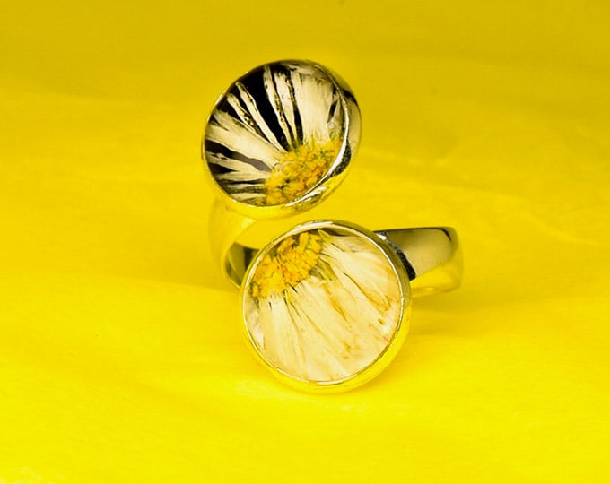 Contrarié ring with daisies and resin, black&white