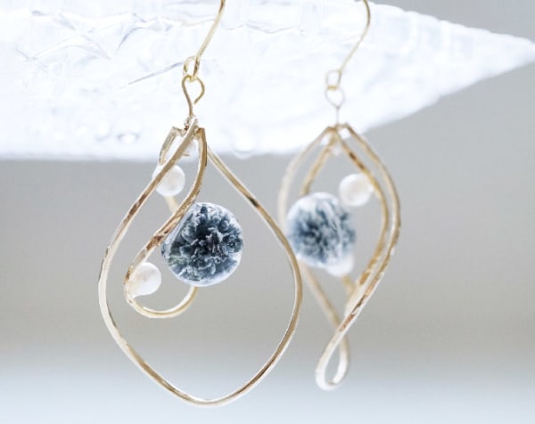Real flower earrings. They are the most popular accessory in Japan. Color is black.