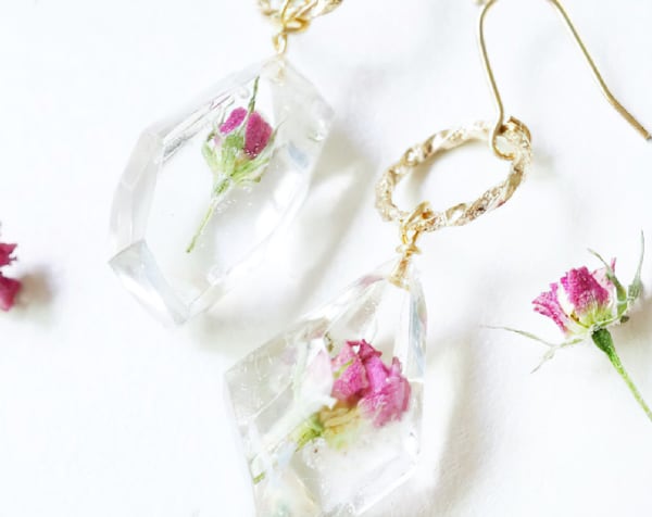 Mini antique rose ore earrings.