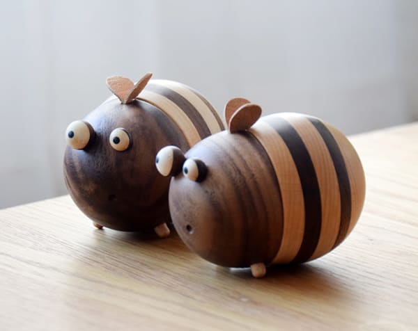 Honeybee toothpick box solid wood lacquer free wax toothpick holder