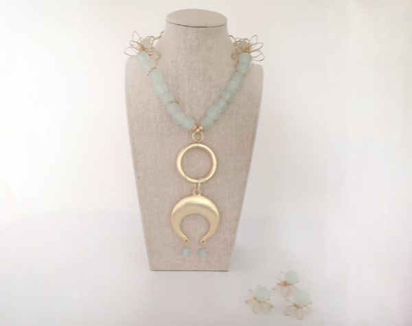 Adjustable long necklace for women. Created with recycled glass beads and gold plated pieces. Two pendants to exchange.