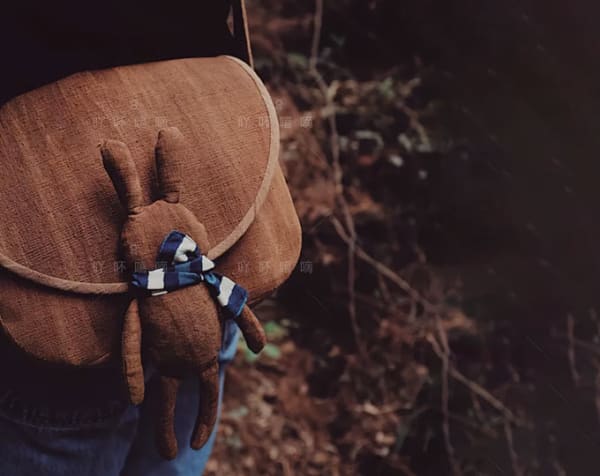ABUXIDI
Indigo blue dyeing, hand woven fabric, shoulder bag or messenger bag