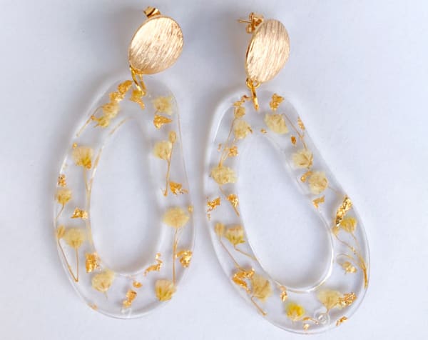 Resin earrings with flowers and golden details
