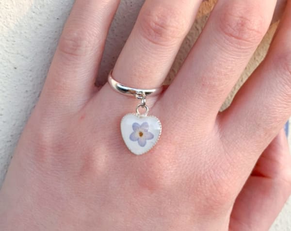 Heart-shaped pendant ring with forget-me-not flower and resin