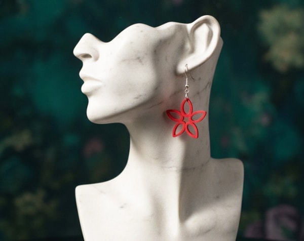 Orecchini quilling con stella rossa pendente