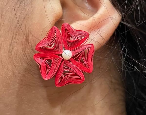 Orecchini a perno minimalisti e delicati con quilling floreale