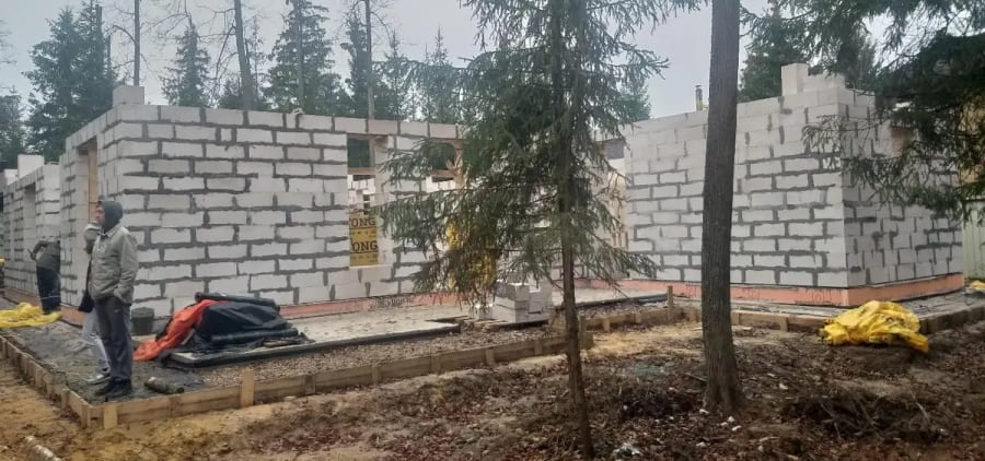 Наружные швы затирают клеем — типовая ошибка при строительстве дома из газобетона