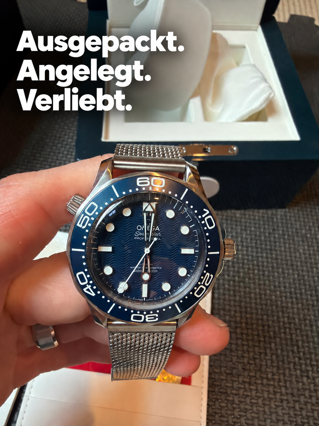 Blaue Taucheruhr am Handgelenk
