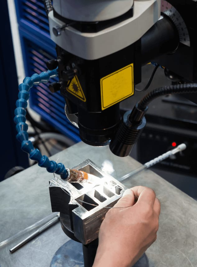 Technologia spawania laserowego w trakcie pracy – widok procesu