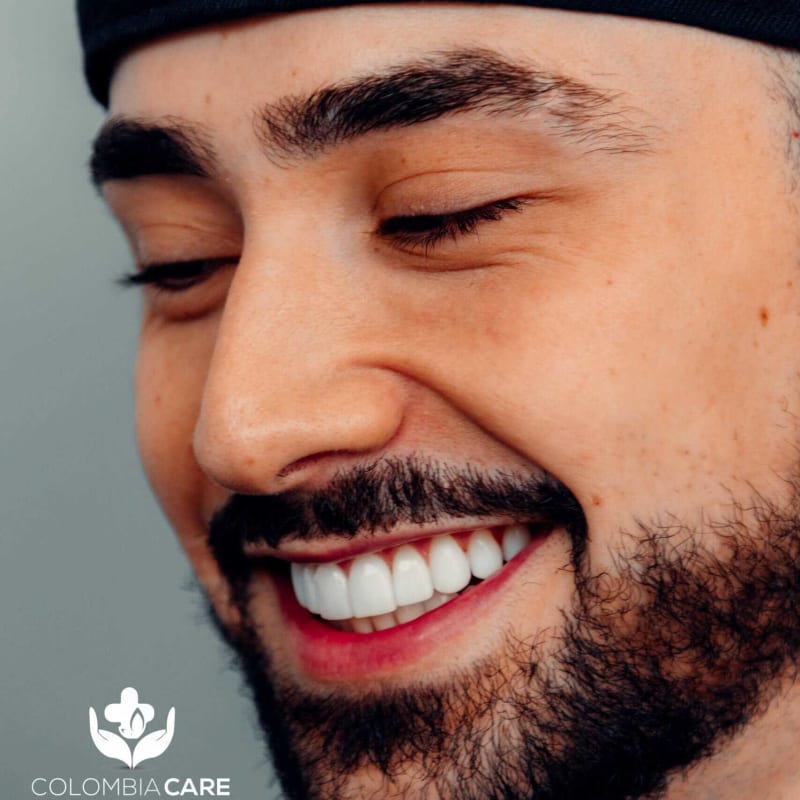Patient smiling after single-tooth replacement at Colombia Care Dental in Medellín