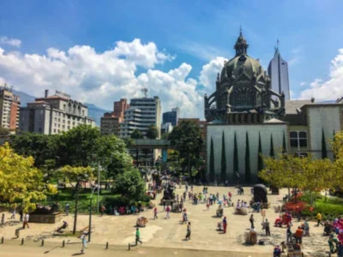 Horizonte de Medellín al atardecer, tu destino para un paquete de carillas todo incluido