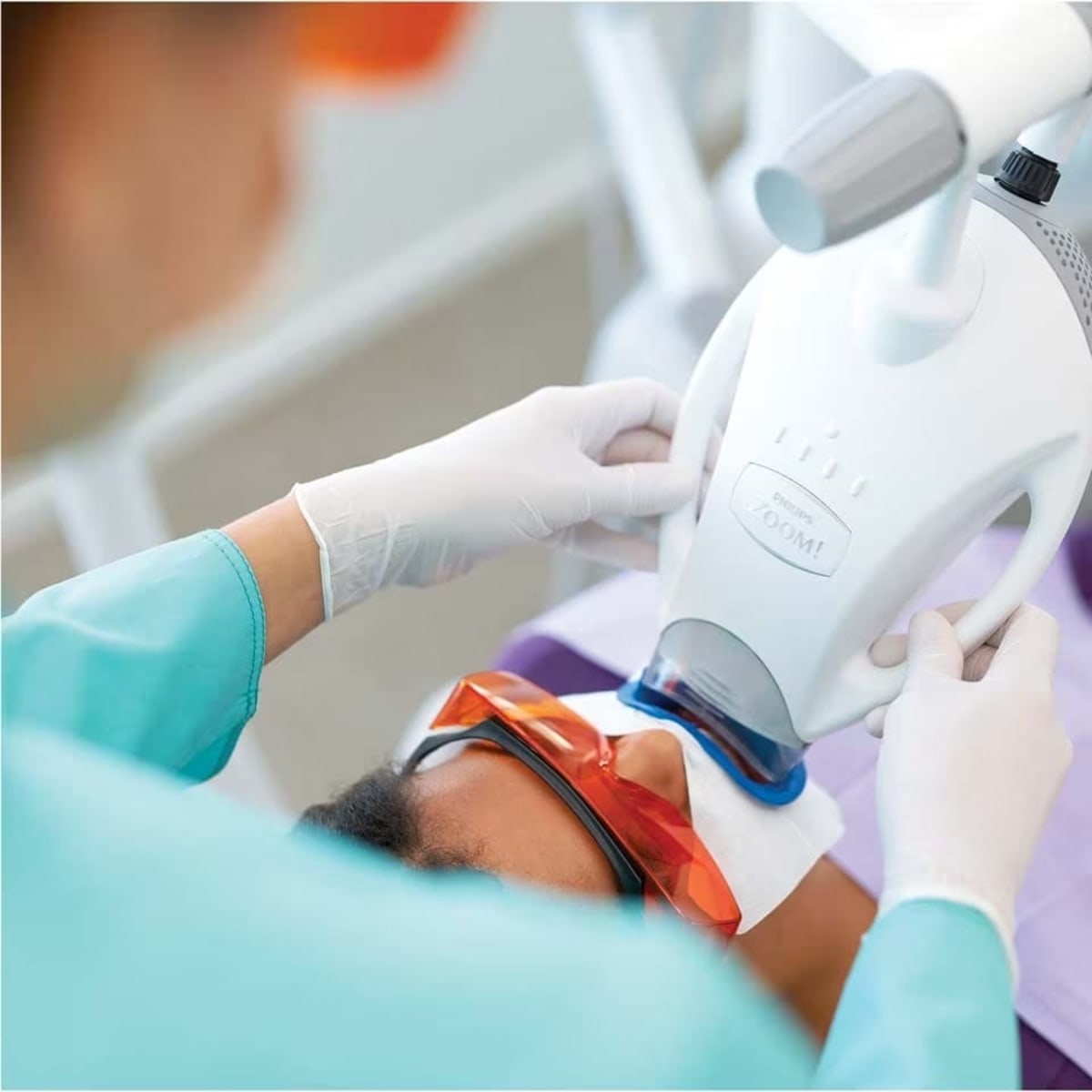 Paciente sonriendo después de un blanqueamiento dental profesional, Colombia Care Dental, Medellín