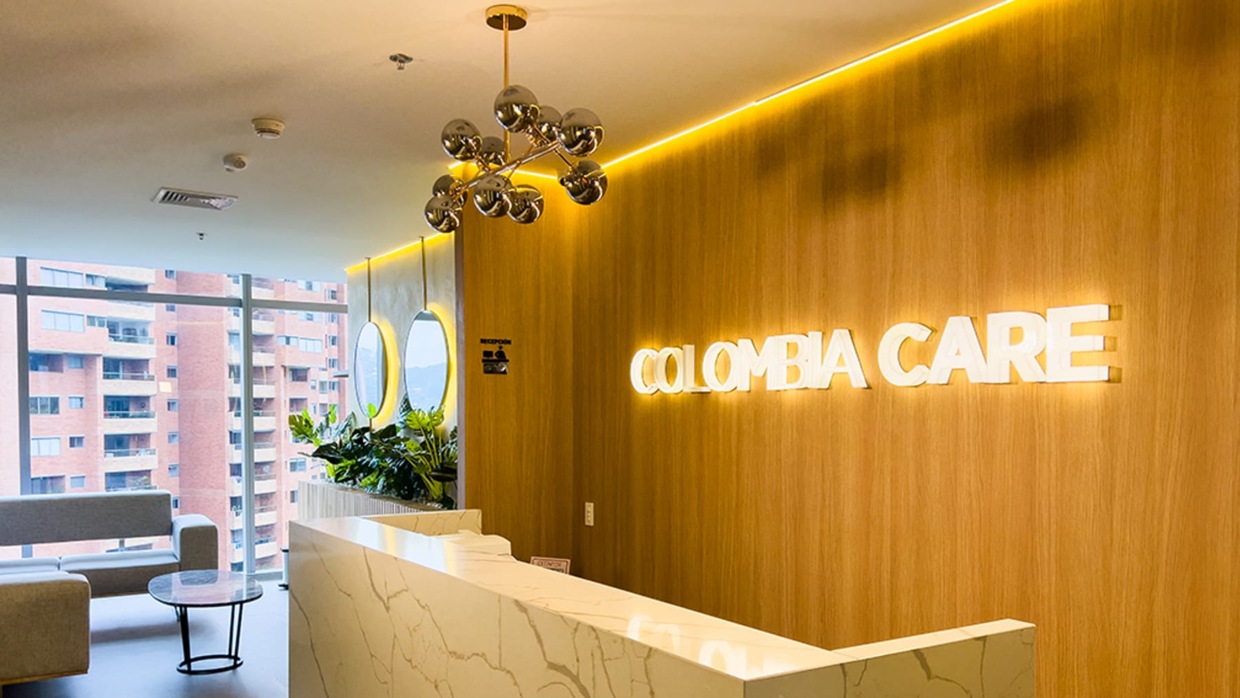 La recepción de la clínica Colombia Care en El Poblado, Medellín