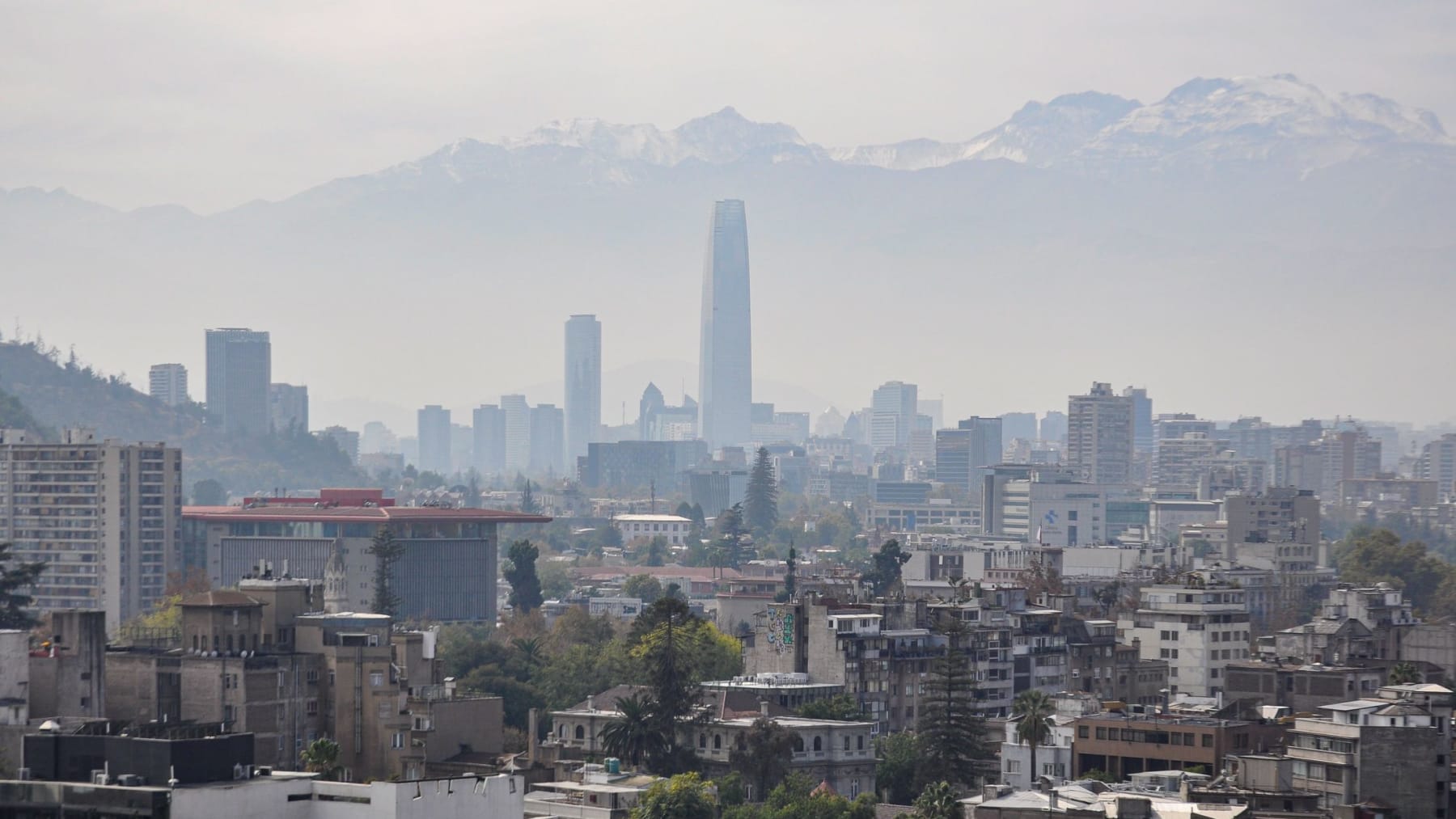 Skyline de Santiago con la cordillera de los Andes