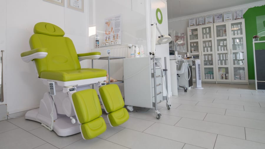 Sala de procedimientos con camilla y equipamiento clínico
