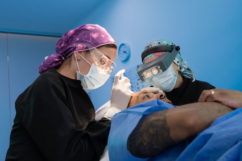 Un médico de Colombia Care planificando un trasplante capilar en Medellín