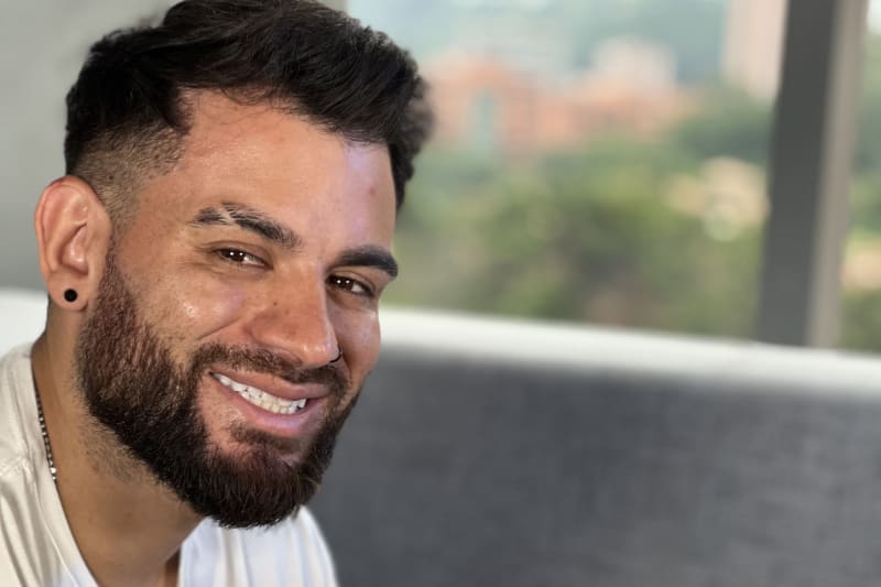 Un paciente de trasplante capilar de Colombia Care en Medellín