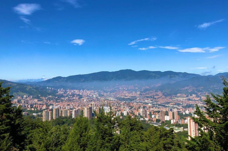 El valle de Medellín, un destino para trasplante capilar en Colombia