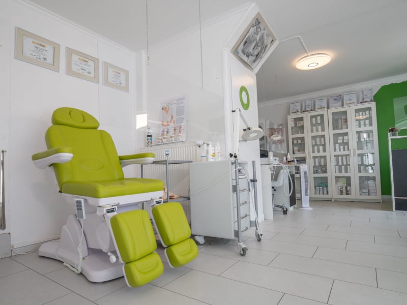 Sala de procedimientos con camilla y equipamiento clínico