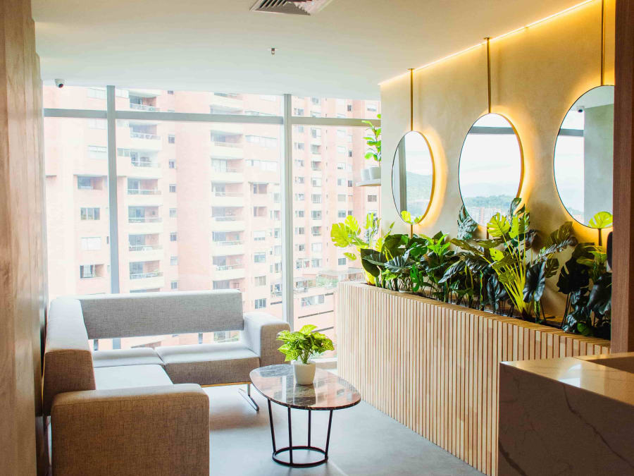 Sala de espera con vista a la ciudad